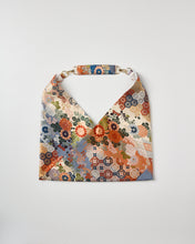 画像をギャラリービューアに読み込む, 【あずま型 中】唐織華亀甲に華尽くし模様