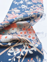 画像をギャラリービューアに読み込む, 濁り瑠璃色に花模様【六つ釦】