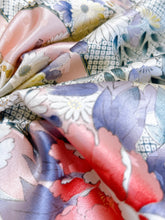 画像をギャラリービューアに読み込む, 菱散らし地紋に牡丹模様【ブラウス】