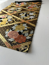 画像をギャラリービューアに読み込む, 【あずま型 中】七宝地に華格子に牡丹・梅菊模様・金糸