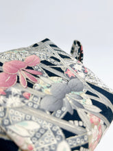 画像をギャラリービューアに読み込む, 杜若に槌車菖蒲銀彩模様【中】