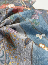 画像をギャラリービューアに読み込む, 華織り地模様に金彩縁・花蝶模様【ブラウス】