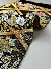 画像をギャラリービューアに読み込む, 【あずま型 中】七宝地に華格子に牡丹・梅菊模様・金糸