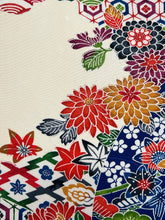 画像をギャラリービューアに読み込む, 流水地紋に吉祥絵菊笹楓模様【S】