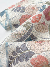 画像をギャラリービューアに読み込む, 花紗綾型地紋に絞り・辻ヶ花模様【六つ釦】