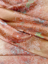 画像をギャラリービューアに読み込む, 【特短】総華地紋に手描き草花模様暈し染
