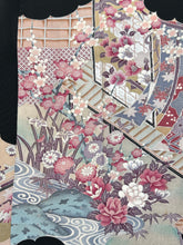 画像をギャラリービューアに読み込む, 雲かけ几帳に草花尽くし模様【黒留袖】