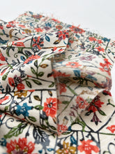 画像をギャラリービューアに読み込む, 紗綾型地紋に型染め花鳥尽くし【四つ釦】