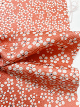 画像をギャラリービューアに読み込む, 変わり紗綾型地紋に小花尽くし【四つ釦】