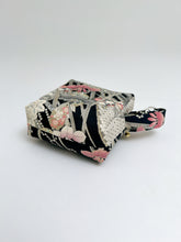 画像をギャラリービューアに読み込む, 杜若に槌車菖蒲銀彩模様【中】