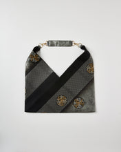 画像をギャラリービューアに読み込む, 【あずま型 中】飛び丸柄・献上有職模様引箔と金銀糸