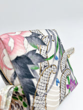 画像をギャラリービューアに読み込む, 車絵に藤花模様【中】