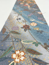 画像をギャラリービューアに読み込む, 華織り地模様に金彩縁・花蝶模様【ブラウス】