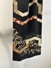 画像をギャラリービューアに読み込む, 変わり亀甲に金彩吹き刺繍模様【黒留袖】
