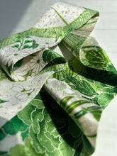 画像をギャラリービューアに読み込む, 亀甲模様に牡丹・金彩青海波模様【特短】