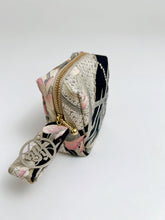 画像をギャラリービューアに読み込む, 杜若に槌車菖蒲銀彩模様【小】