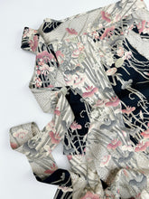 画像をギャラリービューアに読み込む, 杜若に槌車菖蒲銀彩模様【長丈シュッケニ】