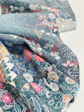 画像をギャラリービューアに読み込む, 糊ちらし地に暈し花蝶模様【サイドギャザーワンピース】