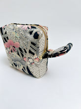 画像をギャラリービューアに読み込む, 杜若に槌車菖蒲銀彩模様【中】