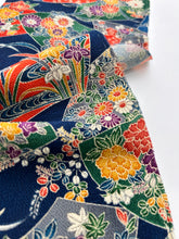 画像をギャラリービューアに読み込む, 地紙扇に草花模様・縮緬