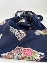 画像をギャラリービューアに読み込む, 読み本冊子金彩花模様【巾着】