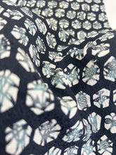 画像をギャラリービューアに読み込む, 膨れ織り地に幾何学亀甲暈し絵【M】