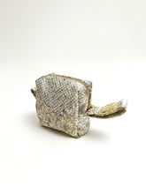 画像をギャラリービューアに読み込む, 金彩波地紋の鹿子牡丹模様【小】