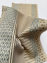 画像をギャラリービューアに読み込む, 斑点地紋に縦縞古典柄模様【四つ釦】