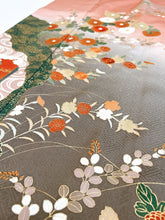 画像をギャラリービューアに読み込む, 紗綾型地紋に菊・破れ色紙模様部分刺繍