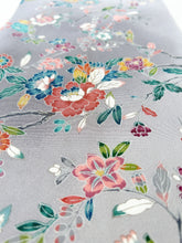 画像をギャラリービューアに読み込む, 薄暈しに花尽くし模様【六つ釦】