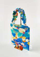 画像をギャラリービューアに読み込む, 変わり亀甲地紋に金彩縁の草花模様【ギャザートート】①