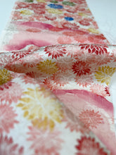 画像をギャラリービューアに読み込む, 5周年・
変わり椿地紋に菊模様尽くし