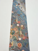 画像をギャラリービューアに読み込む, 華織り地模様に金彩縁・花蝶模様【ブラウス】