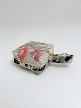 画像をギャラリービューアに読み込む, 杜若に槌車菖蒲銀彩模様【小】