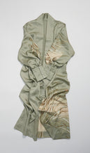 画像をギャラリービューアに読み込む, 小紗綾型地紋に金彩柴模様【六つ釦】