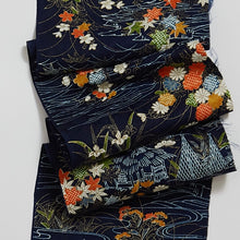 画像をギャラリービューアに読み込む, 水辺に四季の草花金彩縁【四つ釦】