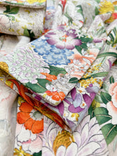 画像をギャラリービューアに読み込む, 縦縞更紗地紋に総草花模様【六つ釦】