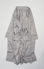 画像をギャラリービューアに読み込む, 薄色に霧色の斑点地紋暈し(作家着物)【六つ釦】