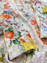 画像をギャラリービューアに読み込む, 縦縞更紗地紋に総草花模様【六つ釦】