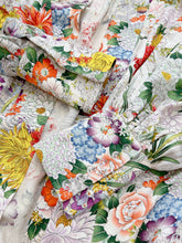 画像をギャラリービューアに読み込む, 縦縞更紗地紋に総草花模様【六つ釦】