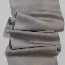 画像をギャラリービューアに読み込む, 薄色に霧色の斑点地紋暈し(作家着物)【六つ釦】