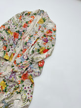 画像をギャラリービューアに読み込む, 縦縞更紗地紋に総草花模様【六つ釦】