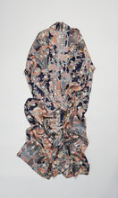 画像をギャラリービューアに読み込む, 小紗綾型地紋に白縁花模様【六つ釦】