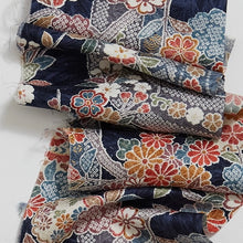 画像をギャラリービューアに読み込む, 小紗綾型地紋に白縁花模様【六つ釦】