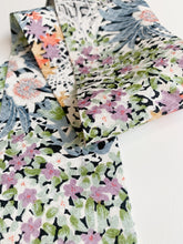 画像をギャラリービューアに読み込む, 垣根に草花模様①【短】