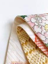 画像をギャラリービューアに読み込む, 枝梅に熨斗丸華に古典模様【短】