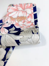 画像をギャラリービューアに読み込む, 鳥と菊枝梅牡丹模様【短】