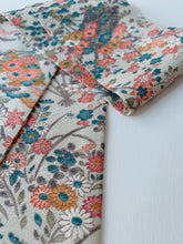 画像をギャラリービューアに読み込む, 扇に草花模様【短より短】