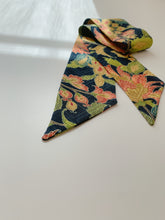 画像をギャラリービューアに読み込む, 唐草花模様【短より短】