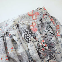画像をギャラリービューアに読み込む, 切りばめ風草花に古典柄模様【ギャザーラップスカート】
